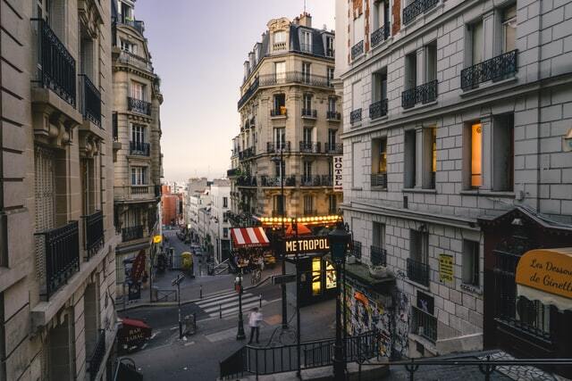 calles de París con albergues